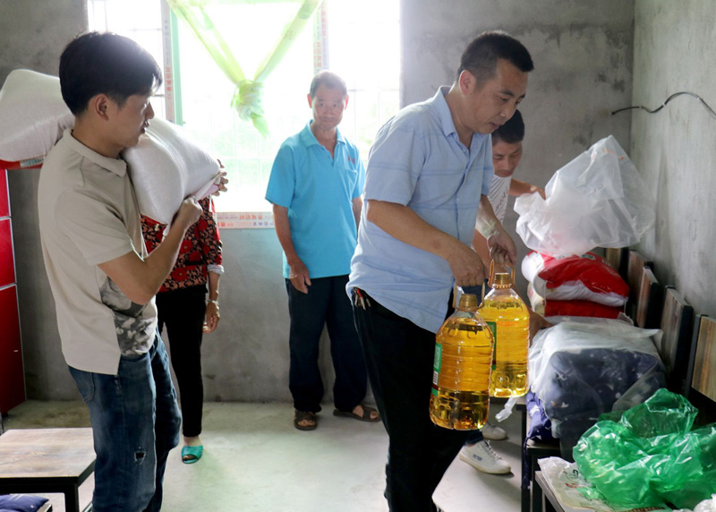 向貧困地區(qū)捐款捐物,同時推動就業(yè)扶貧